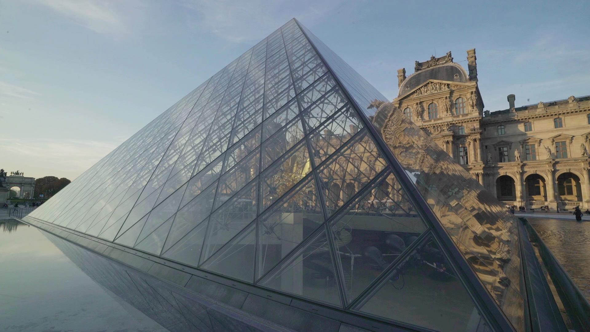 "Der Louvre - Das Weltwunder von Paris": Seitlicher Blick auf die Glaspyramide des Louvre.