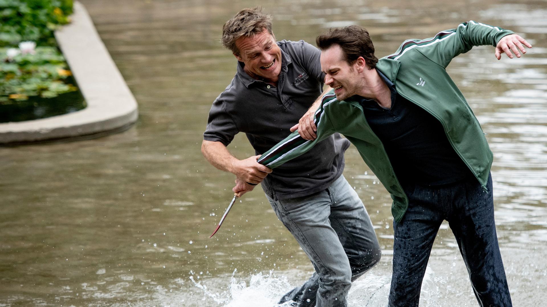 Kommissar Matti Wagner (Pierre Besson, l.) und Jens Anschütz(Florian Bartholomäi, r.)