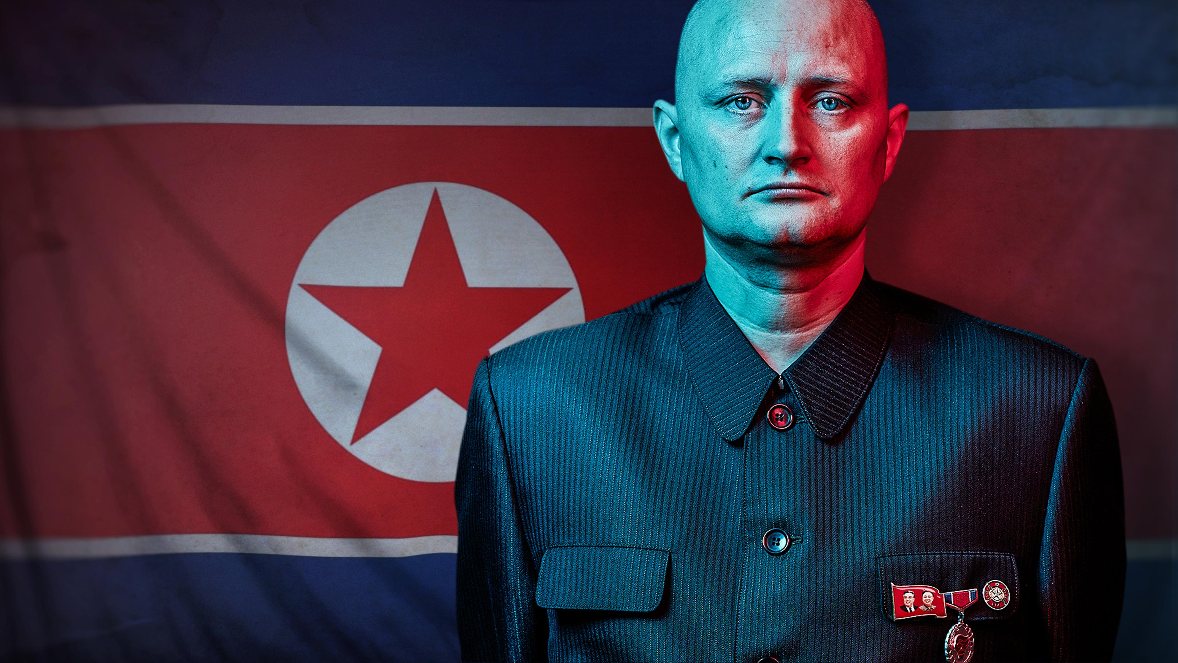 "Der Maulwurf - Undercover in Nordkorea: Freunde von Kim Jong Un ": Ein Mann in einer Uniform mit militärischen Abzeichen blickt ernst in die Kamera – im Hintergrund die nordkoreanische Flagge.