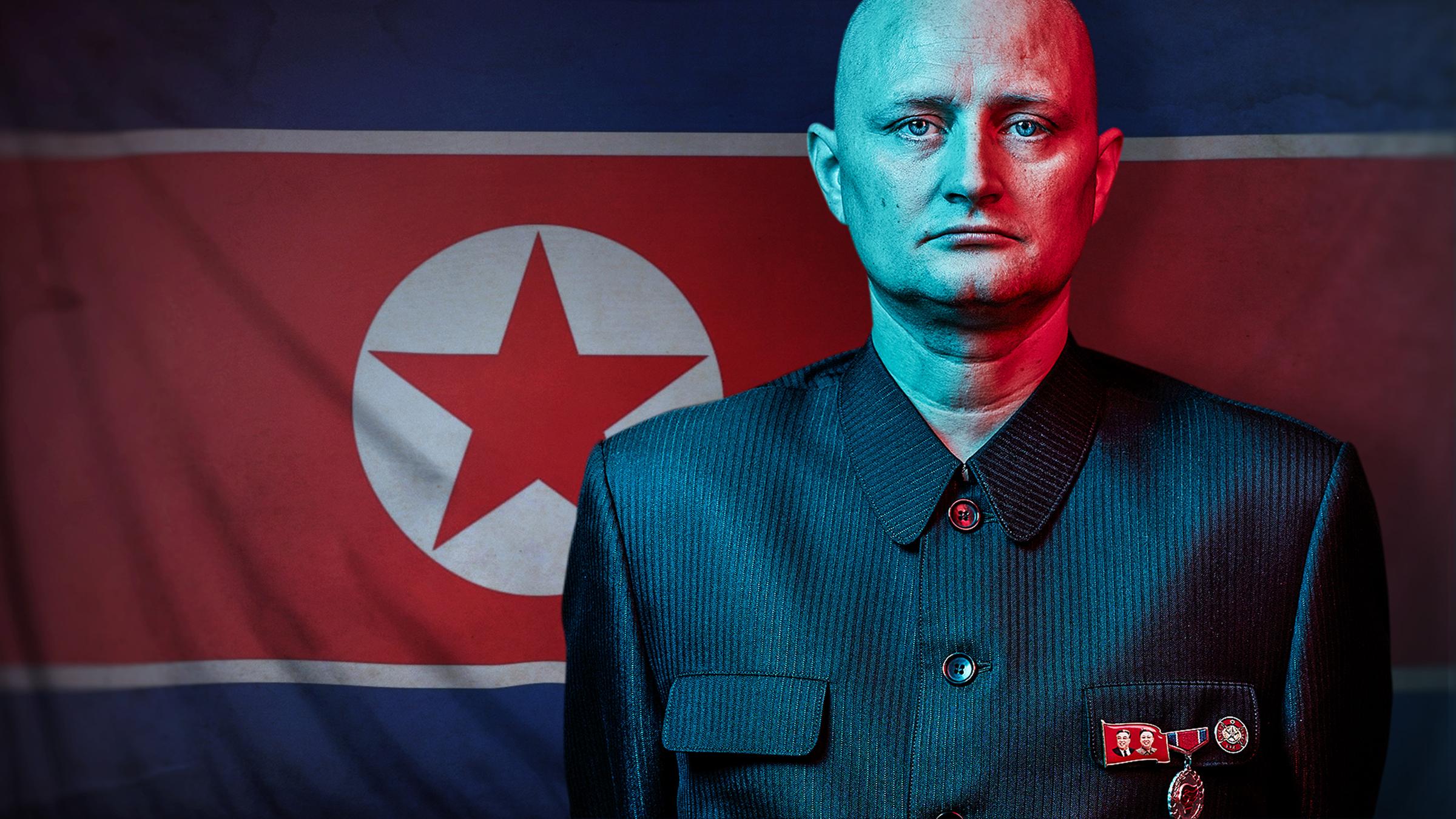 "The Mole - Infiltrating North Korea": Ein Mann in einer Uniform mit militärischen Abzeichen blickt ernst in die Kamera – im Hintergrund die nordkoreanische Flagge.