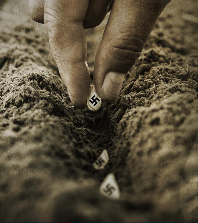 Rechts: Adolf Hitler, 1930er; links: Eine Hand bringt Saatgut in die Erde, auf den Körnern sind Hakenkreuze abgebildet.