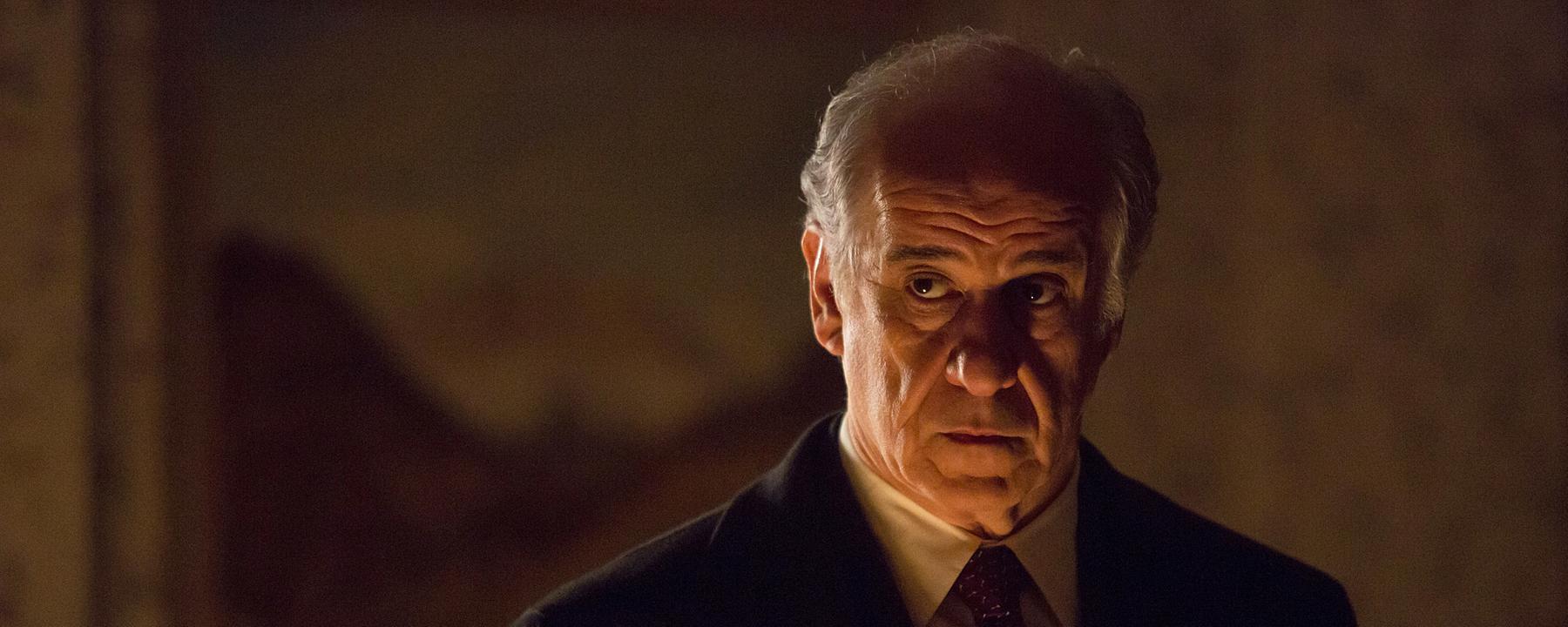 Sonderermittler Vogel (Toni Servillo) in Nahaufnahme.