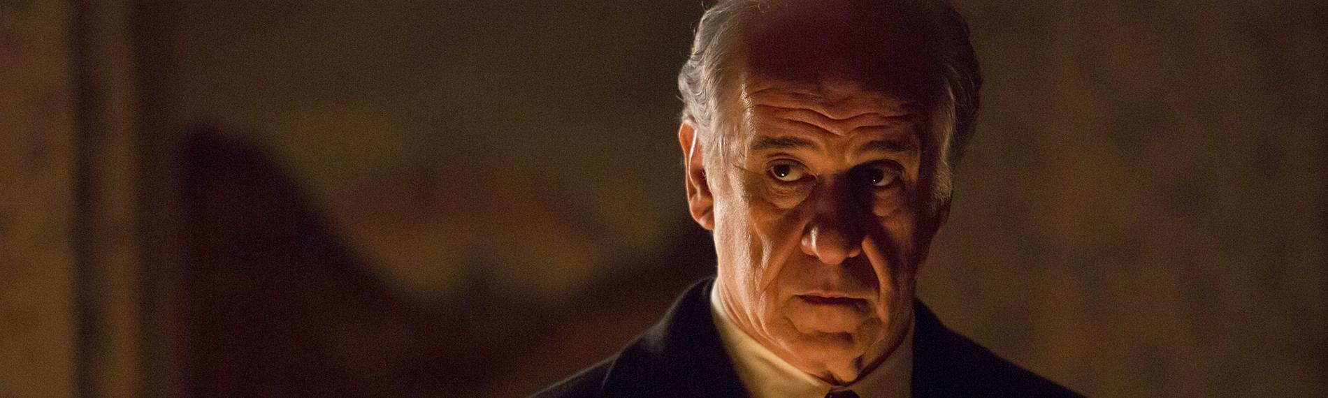 Sonderermittler Vogel (Toni Servillo) in Nahaufnahme.