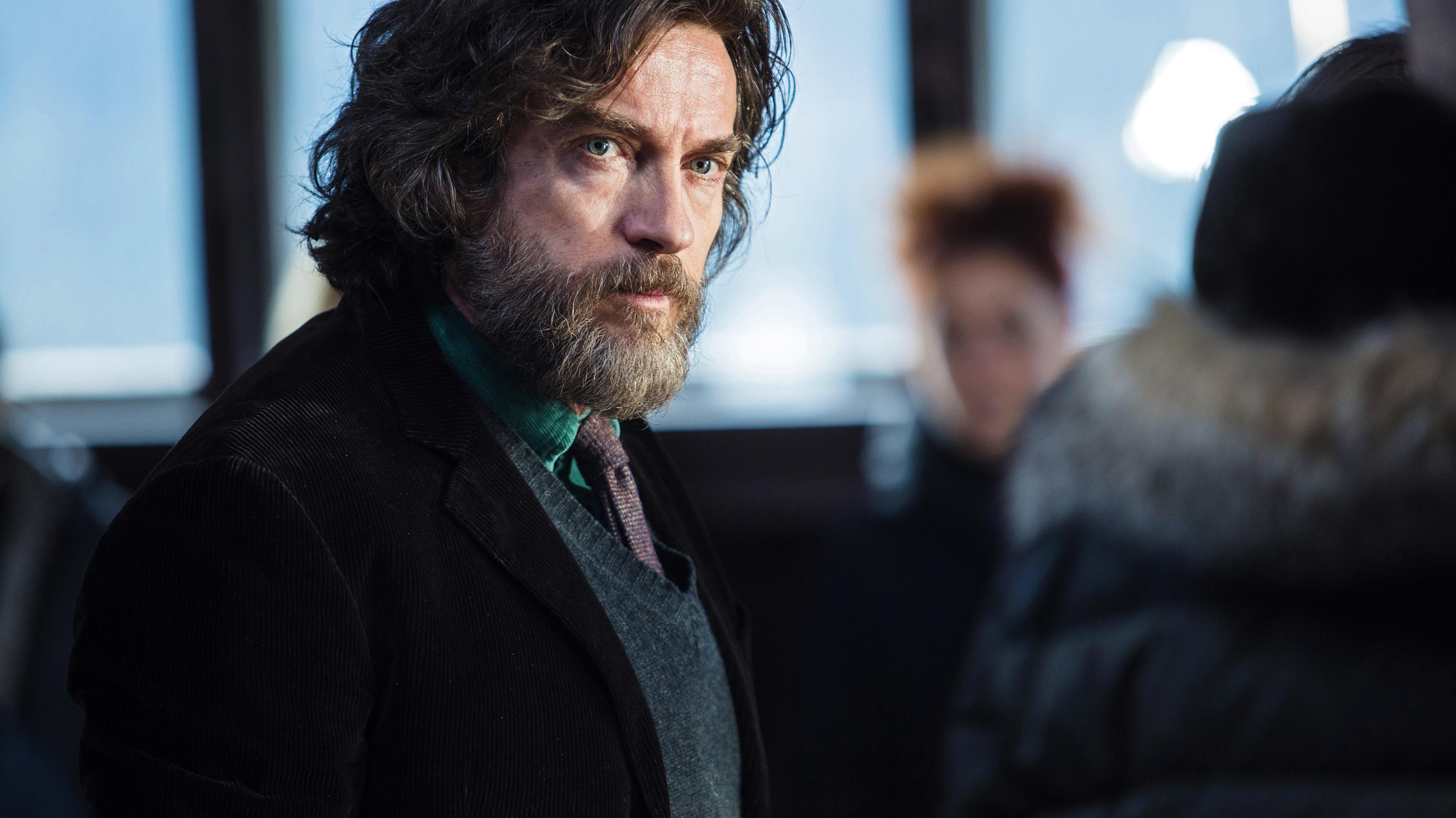 Prof. Loris Martini (Alessio Boni) in Nahaufnahme.