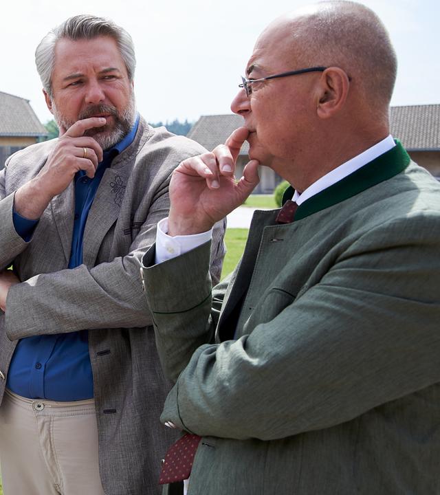 "Die Rosenheim-Cops - Der neue Mann": Polizeihauptmeister Mohr (Max Müller), Kommissar Stadler (Dieter Fischer) und Polizeidirektor Achtziger (Alexander Duda) stehen auf der Wiese vor dem Reiterhof und machen nachdenkliche Gesichter.