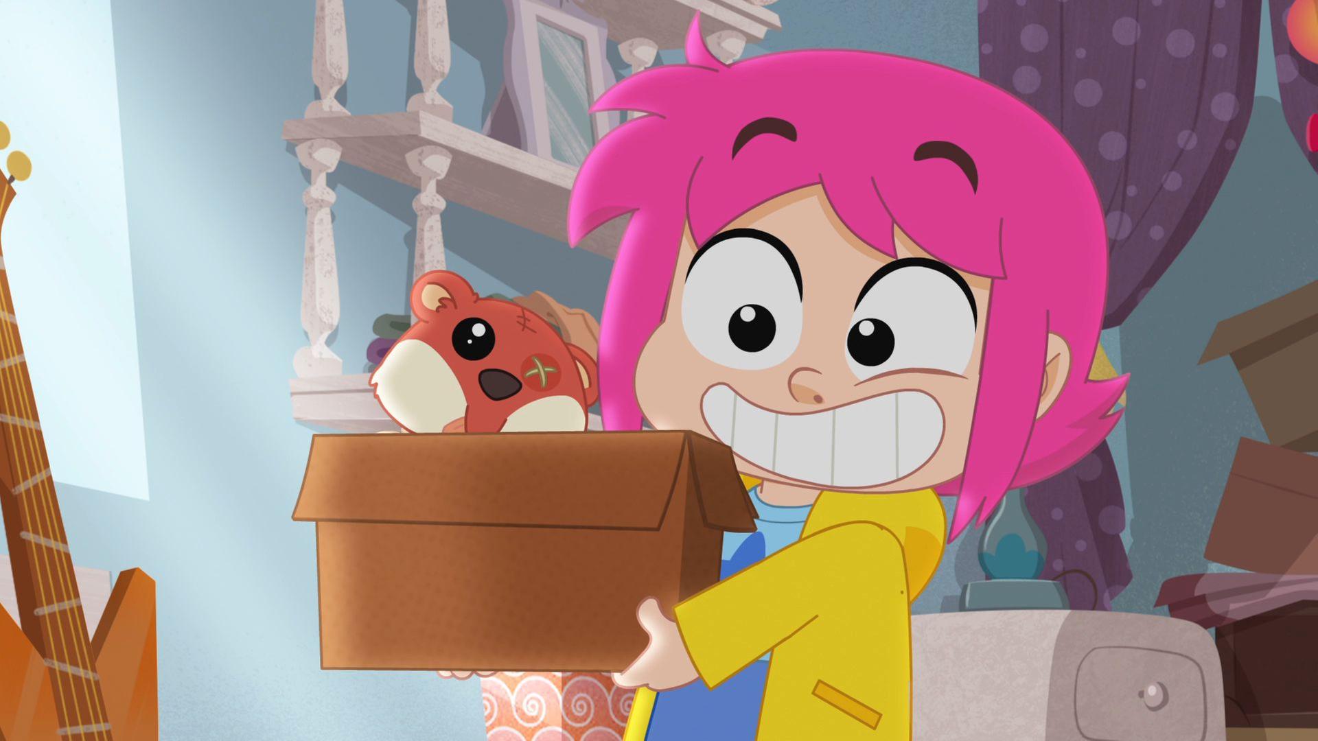 Rebecca hält grinsend eine braune Kiste hoch. Daraus guckt ein alter, mitgenommen aussehender Teddybär heraus.