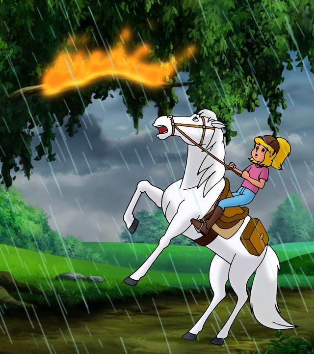 Bibi reitet während eines Gewitters auf Sabrina. Das Pferd steigt. Vor ihnen schlägt der Blitz in einen Baum ein und es regnet.