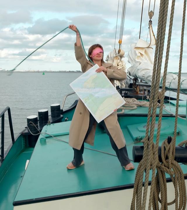 Angelina von der Allstars-WG steht auf einem Segelboot Sie hält eine Schatzkarte in der einen Hand und schwenkt ein Lasso in der anderen .