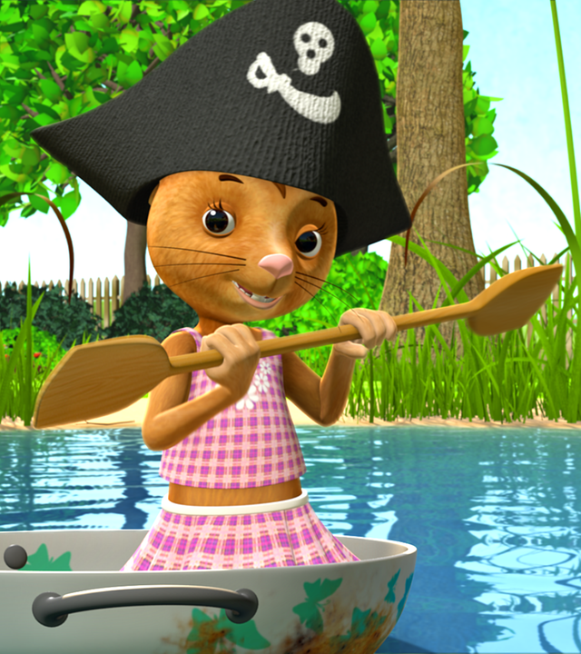 Lu und Naya paddeln in einer Schüssel als Boot auf einer großen Pfütze. Naya trägt eine Piratenkappe.