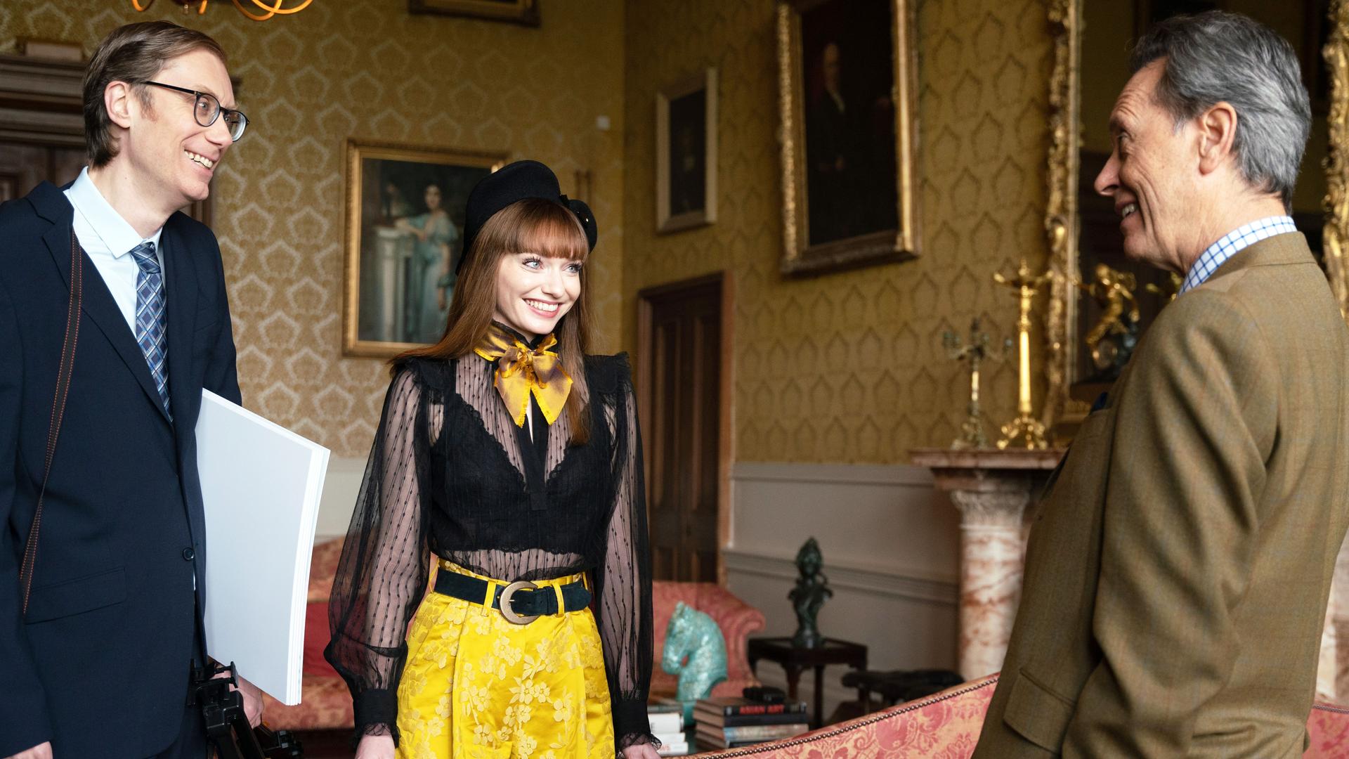 "The Outlaws - Der Plan": Lady Gabby (Eleanor Tomlinson) und Greg (Stephen Merchant) stehen Gabbys Vater (Richard E. Grant) in einem prunkvollen Zimmer gegenüber und unterhalten sich mit ihm.