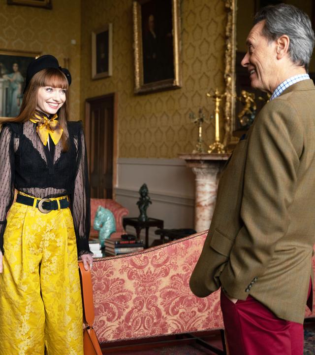 "The Outlaws - Der Plan": Lady Gabby (Eleanor Tomlinson) und Greg (Stephen Merchant) stehen Gabbys Vater (Richard E. Grant) in einem prunkvollen Zimmer gegenüber und unterhalten sich mit ihm.