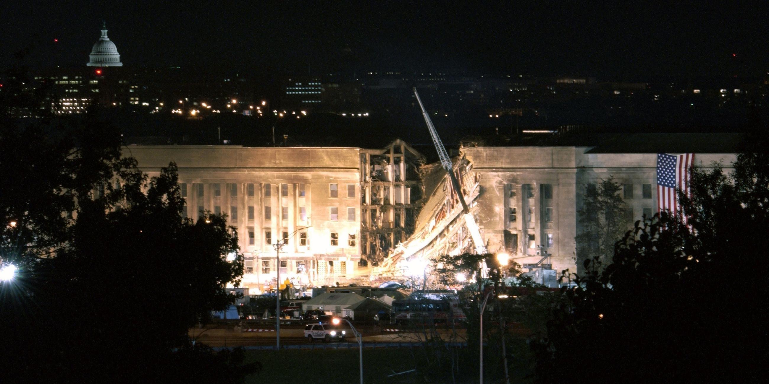 "Der Preis des Krieges: Kampf gegen den Terror": Blick auf das, durch einen Terroranschlag beschädigte, Pentagon bei Nacht. Das Gebäude wird angestrahlt. Links hängt eine US-Flagge am Gebäude.