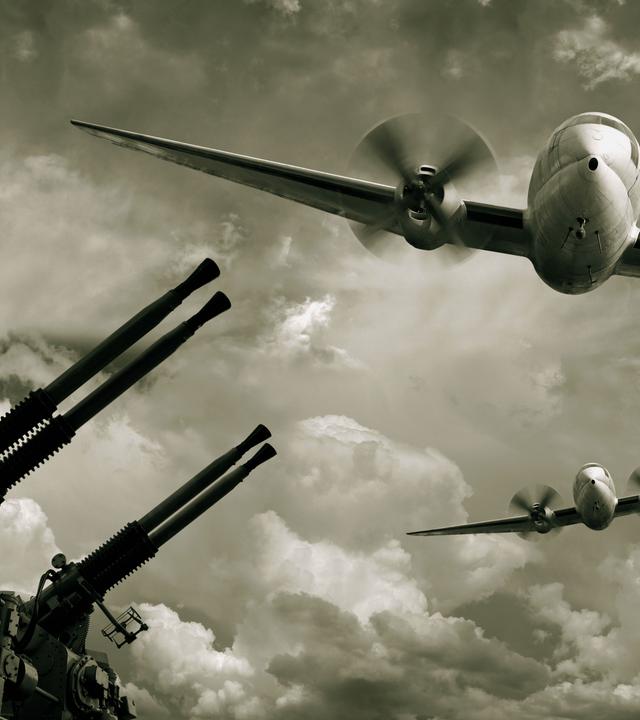 "Der Preis des Krieges - Zweiter Weltkrieg": Schwarz-Weiß-Bild-Collage: Zwei Militärflugzeuge überfliegen Flugabwehrgeschütze.