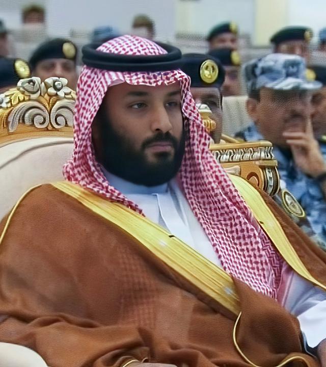 Mohammed bin Salman mit saudischer Kopfbedeckung sitzt in prunkvollem Stuhl