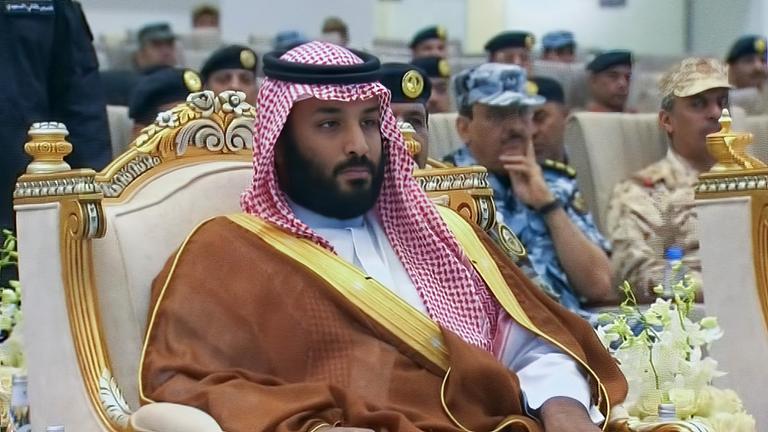 Mohammed bin Salman mit saudischer Kopfbedeckung sitzt in prunkvollem Stuhl