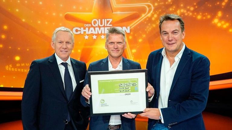 Johannes B Kerner, Dr. Oliver Heidemann und Rolf Hellgaardt mit dem Grünen Drehpass für "Der Quiz-Champion"