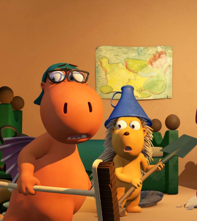 Kokosnuss mit Kappe, Brille und Besen in der Hand, Matilda mit einem Spaten in der Hand und Oskar mit einem Topf auf dem Kopf schauen erschrocken.