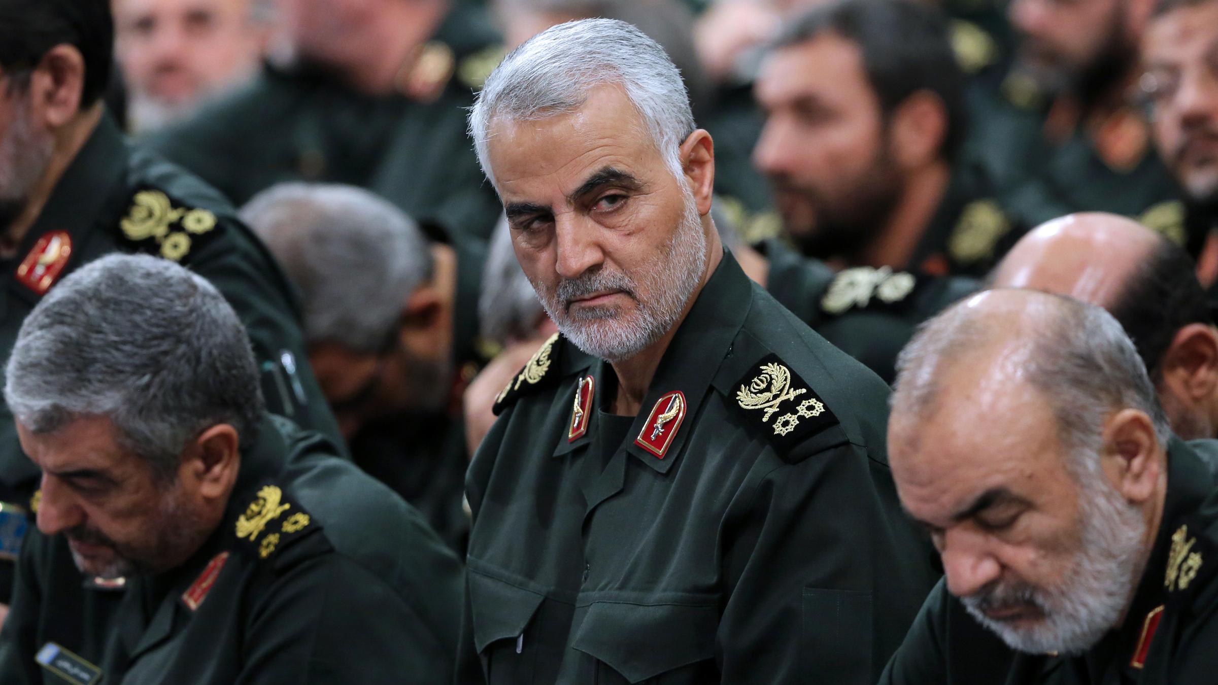 "Der Schattengeneral - Irans mächtiger Drahtzieher": Qassem Soleimani und andere Militärs stehen zusammen.