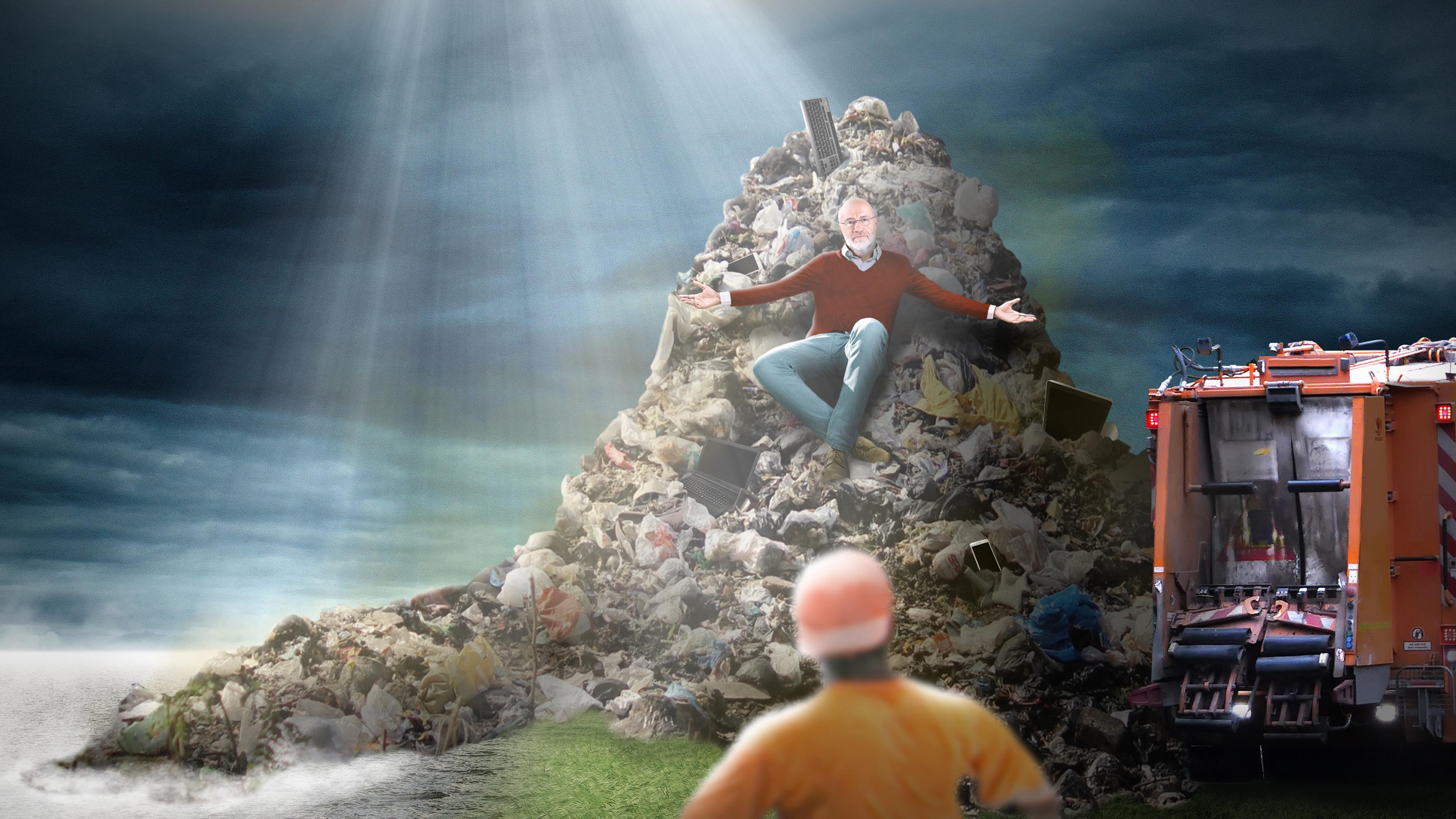 Harald Lesch sitzt auf einem Müllberg