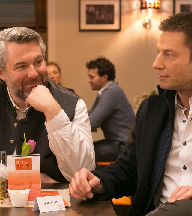 Hilde Stadler (Isabel Mergl), ihr Mann Anton (Dieter Fischer) und Sven Hansen (Igor Jeftic) sitzen um einen Tisch im Restaurant.