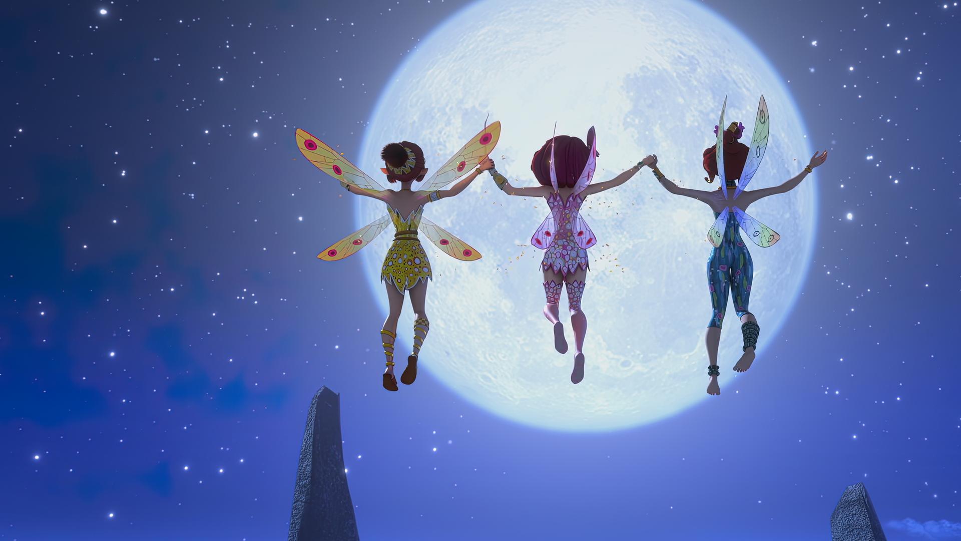 Blauer Sternenhimmel und ein riesiger, voller Mond, der leuchtet: Davor fliegen Mia, Yuko und Yukos Schwester Kuki auf den Mond zu. Man sieht sie von hinten. Sie halten sich an den Händen.