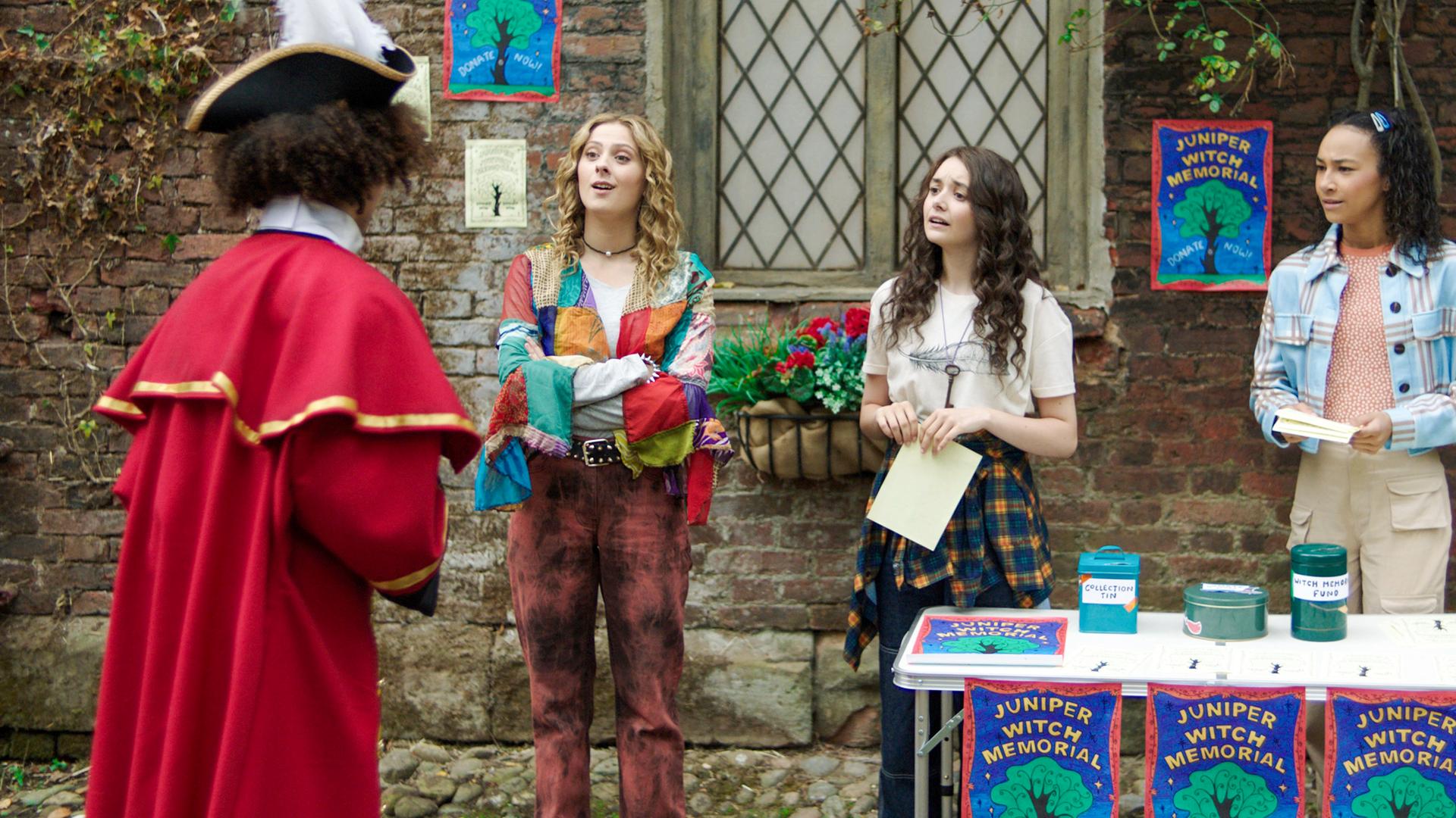 Bei einem Wettbewerb sammeln Keedie, Addie und Audrey Geld für das Hexendenkmal.