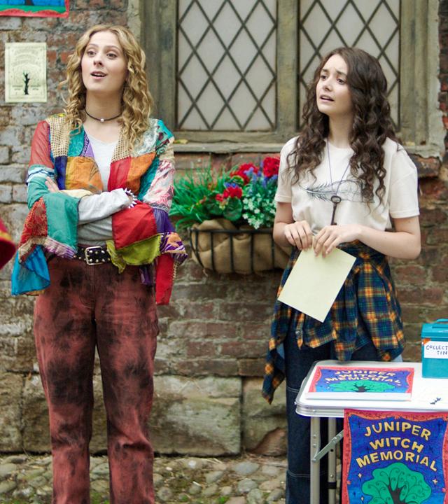 Bei einem Wettbewerb sammeln Keedie, Addie und Audrey Geld für das Hexendenkmal.