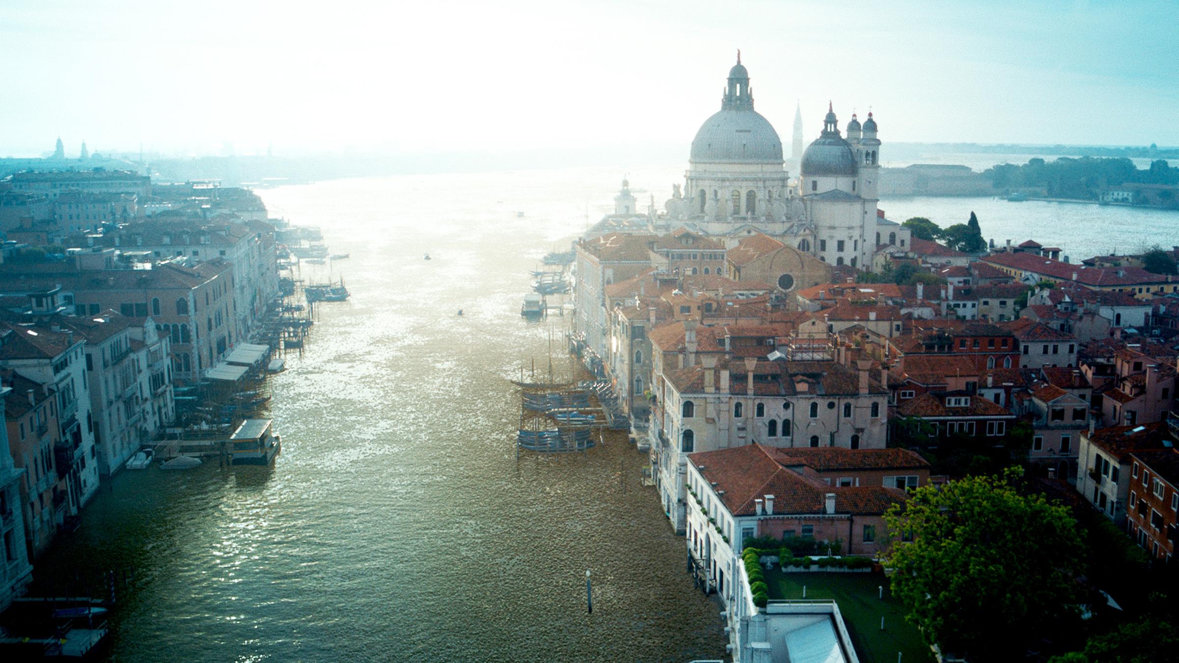 Luftaufnahme von Venedig und dem Lido: Venedig erlebt eine nie dagewesene Quallen-Plage.