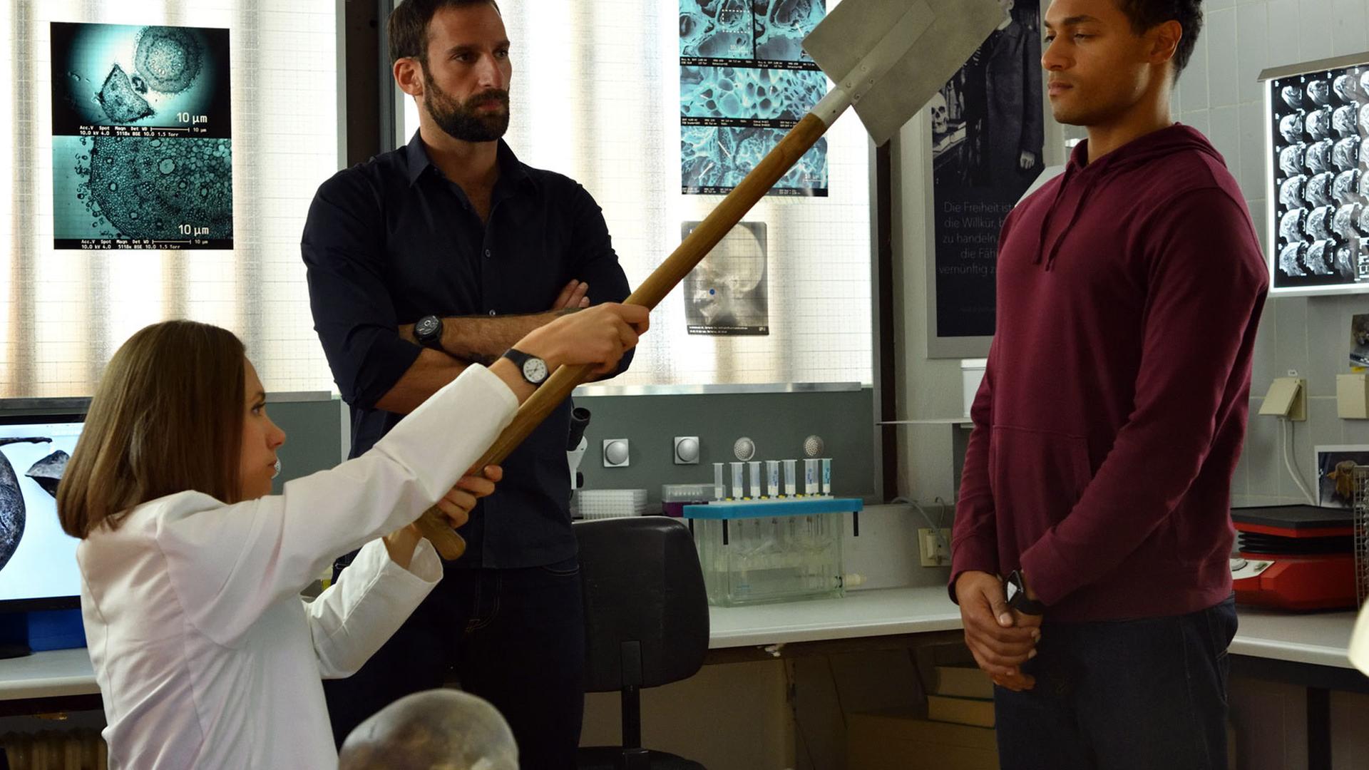 Dr. Julia Löwe (Alina Levshin, l.), Henrik Mertens (Matthias Weidenhöfer, M.) und Tom Bach (Steven Sowah, r.)