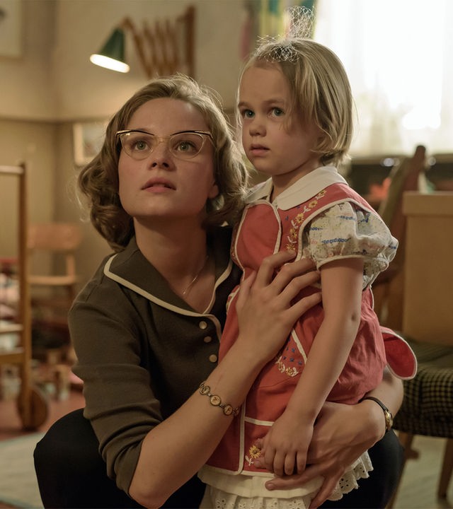 Monika Schöllack (Sonja Gerhardt, l.) hat ihre Tochter Dorli (Alma / Smilla Löhr, r.) im Arm. Im Hintergrund ist ein Kinderzimmer zu sehen.