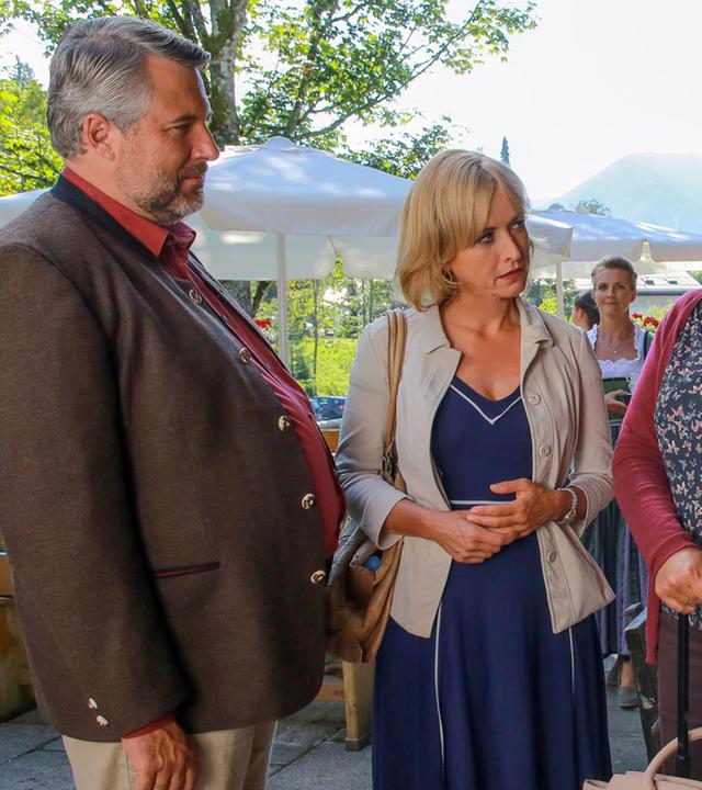 "Die Rosenheim-Cops - Der Star ist tot": Vor einer Hütte stehen die Kommissare Stadler (Dieter Fischer), Danner (Katharina Abt), Polizist Michi Mohr (Max Müller) und Frau Grasegger (Ursula Maria Burkhart).