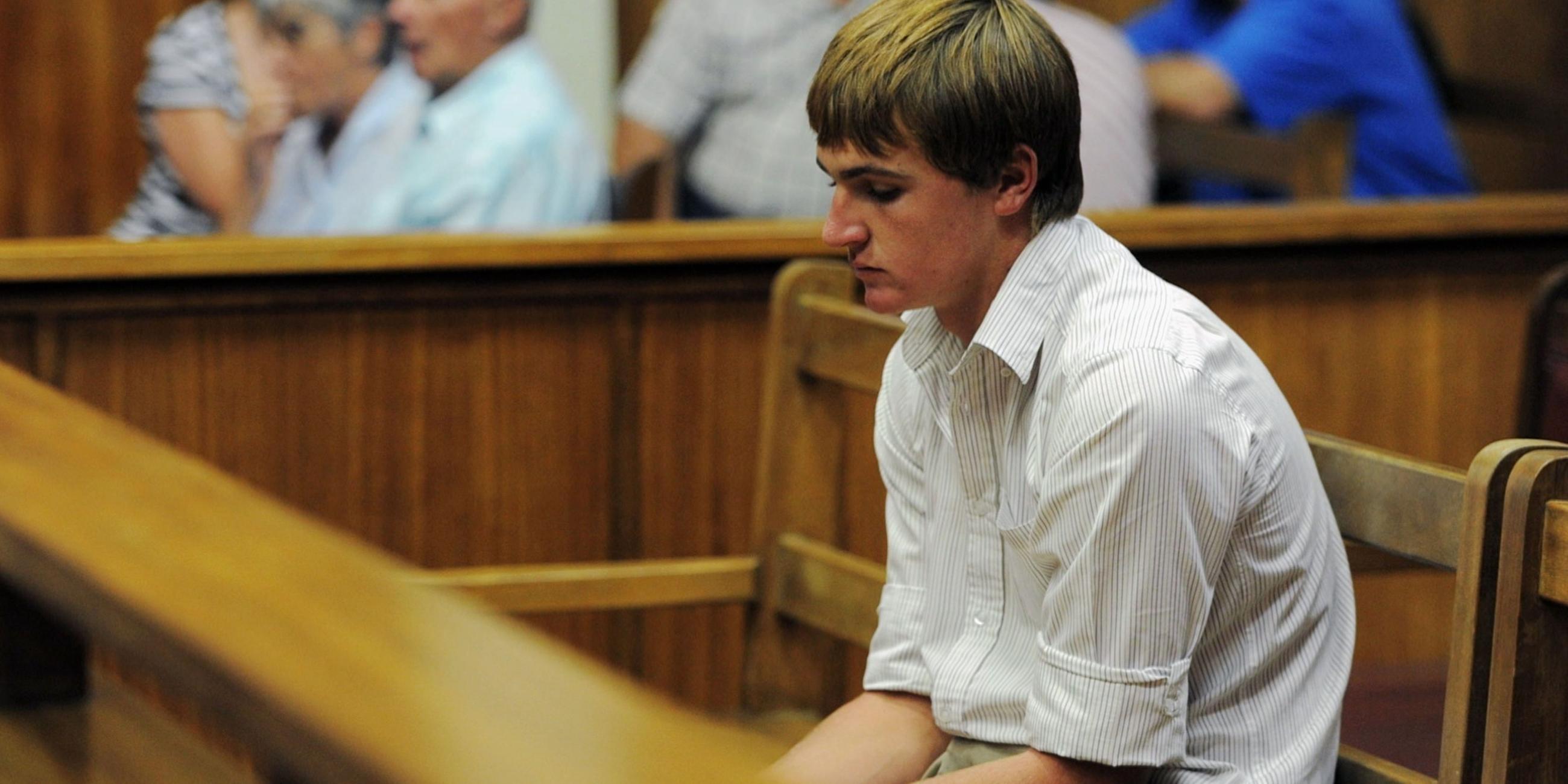 "Der Teenager-Killer - Familiendrama in Südafrika": Don Steenkamp sitzt mit gesenktem Kopf auf Anklagebank im Gerichtssaal