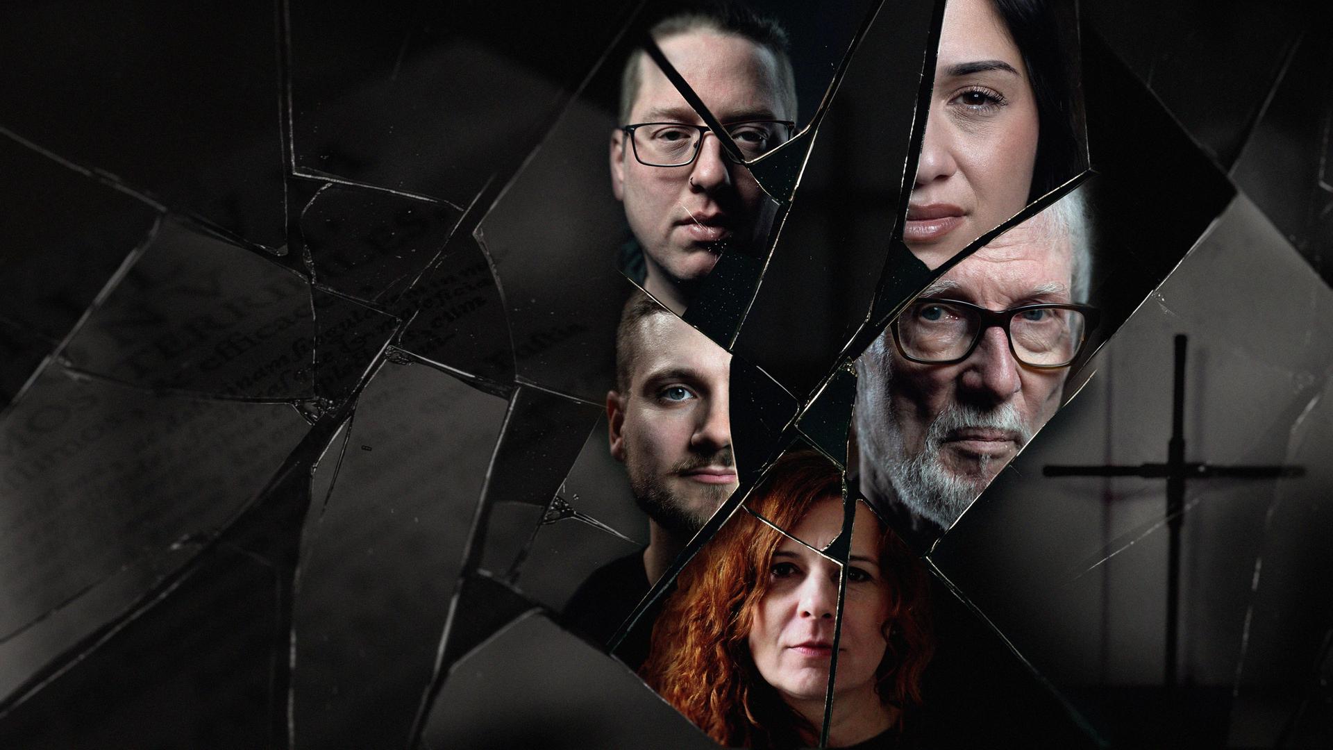 Montage: Die Gesichter der Protagonisten Nicole Bauer, Jörg Müller, Rose de Jesus, Lorenzo di Martino und Jan erscheinen in den Scherben eines zerbrochenen Spiegels. Im dunklen Hintergrund ist ein Kreuz zu erkennen
