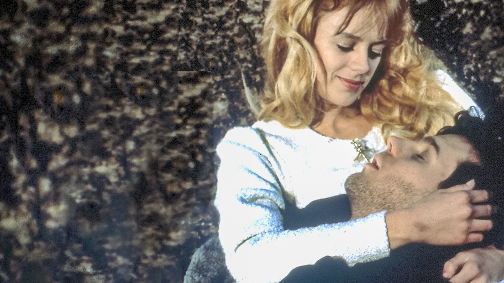 Mit einem Wassereimer erscheint aus dem Brunnen der Teufel (Hector Alterio).