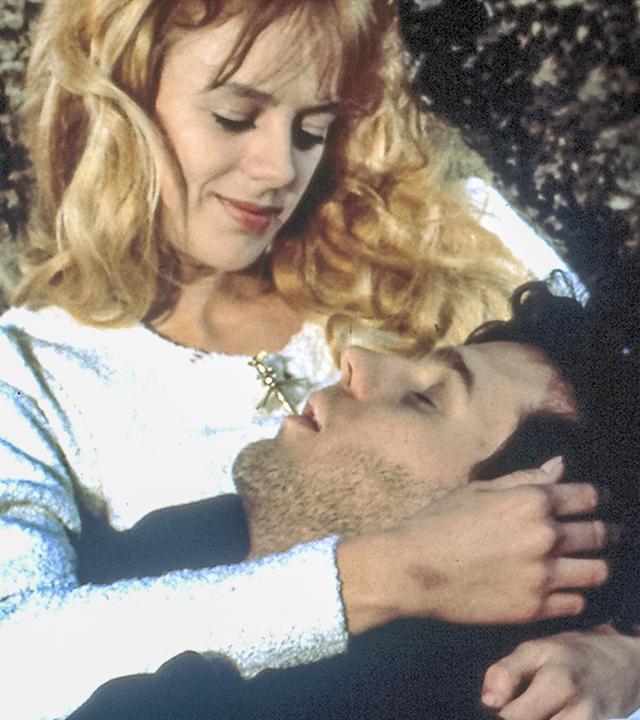 Mit einem Wassereimer erscheint aus dem Brunnen der Teufel (Hector Alterio).