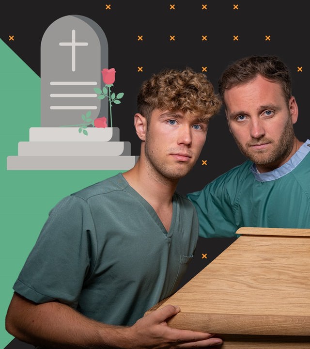 Leon Windscheid trägt mit Bestatter Luis Bauer einen Sarg, im Hintergrund ist ein Grabstein mit Kreuz zu sehen.