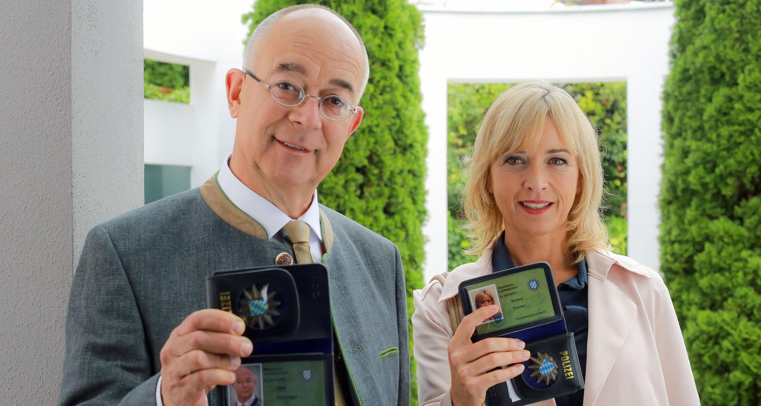 "Die Rosenheim-Cops - Der tote Bote": Polizeidirektor Gert Achtziger (Alexander Duda) und Verena Danner (Katharina Abt) stehen vor einer Haustür und zeigen ihre Ausweise vor.