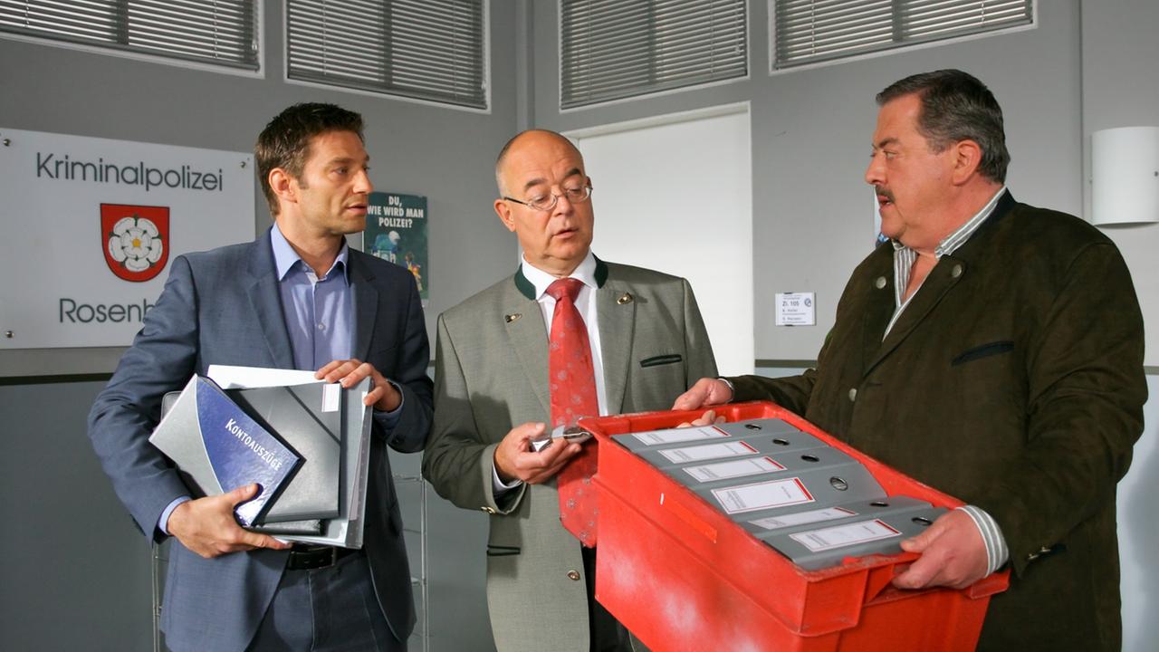 Die Kommissare Hansen (Igor Jeftic, l.) und Hofer (Joseph Hannesschläger, r.) sowie Polizeichef Achtziger (Alexander Duda, m.) ermitteln