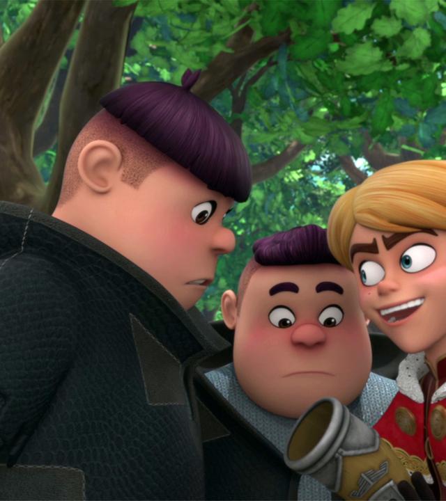 Prinz John hält ein Jagdhorn in der Hand. Dicht bei ihm stehen Ralf und Rolf.