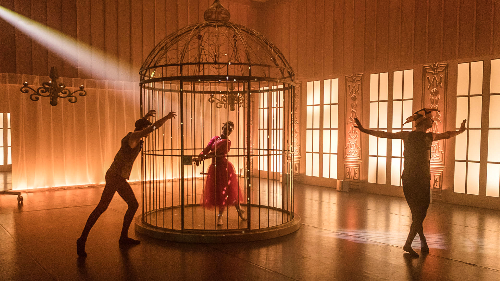 Lena (Mitte) ist in einer Szene des Balletts „Der Nussknacker“ in einem Käfig eingesperrt. Sie hofft, dass der Prinz kommen und sie befreien wird.