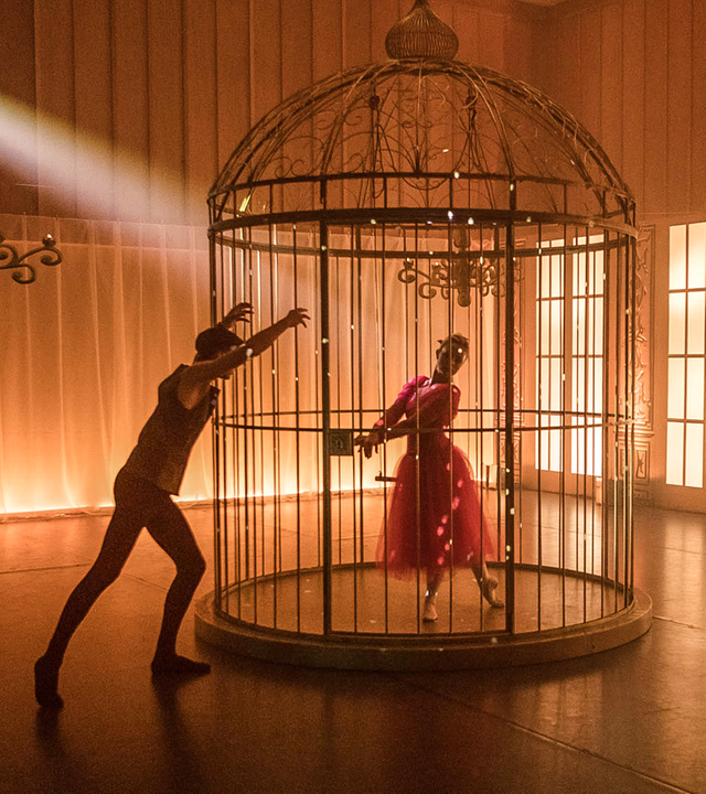 Lena (Mitte) ist in einer Szene des Balletts „Der Nussknacker“ in einem Käfig eingesperrt. Sie hofft, dass der Prinz kommen und sie befreien wird.