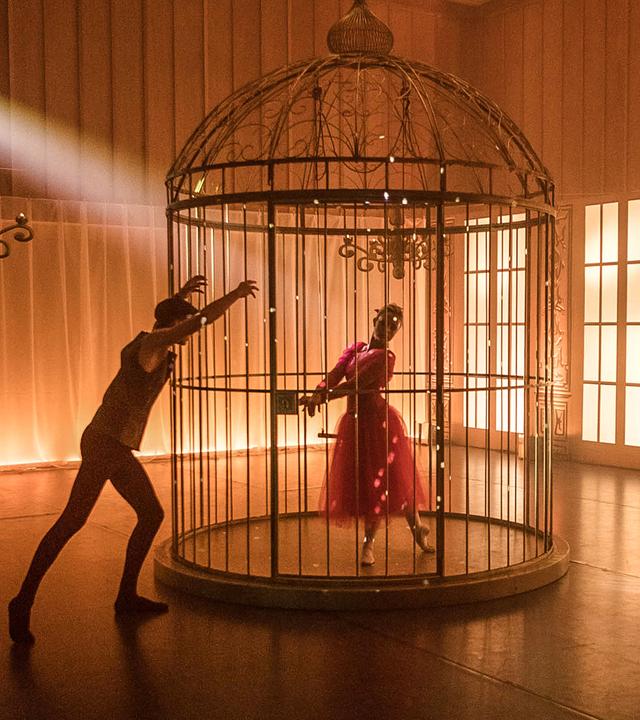 Lena ist in einer Szene des Balletts „Der Nussknacker“ in einem Käfig eingesperrt. Sie hofft, dass der Prinz kommen und sie befreien wird.