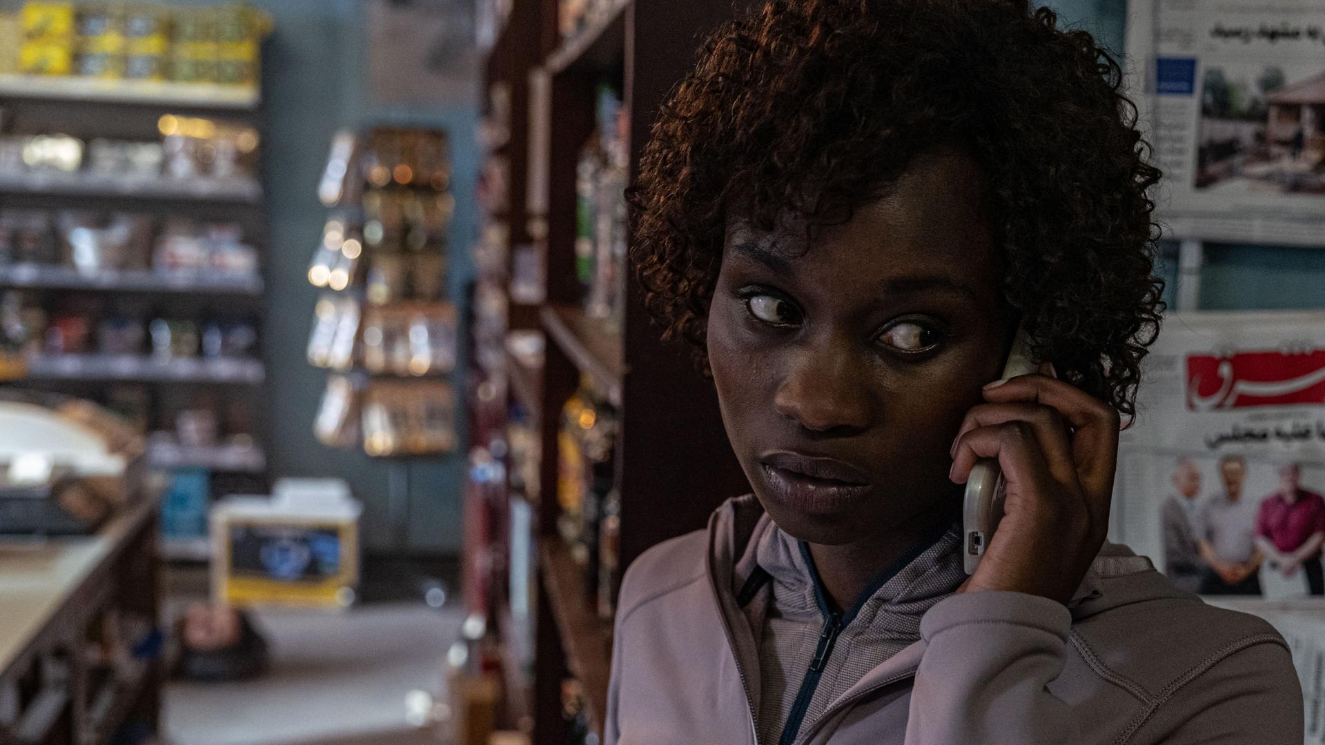 Polizistin Antonia Gebert (Lorna Ishema) am Telefon 