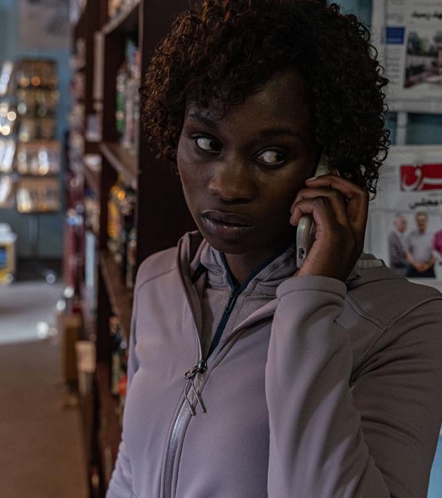 Polizistin Antonia Gebert (Lorna Ishema) am Telefon 