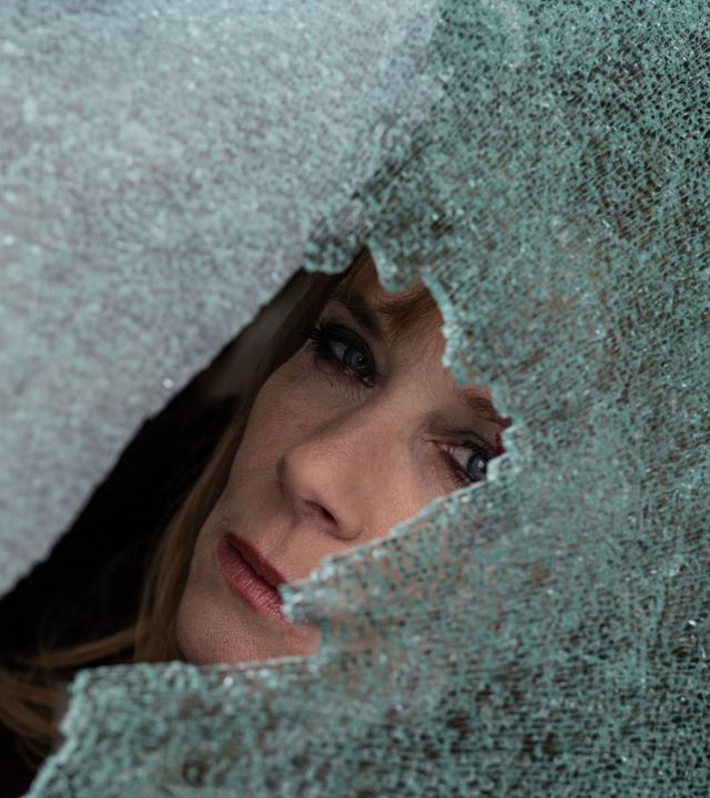 Paula Schönberg (Katja Riemann) durch die zerbrochen Scheibe ihres Autos.