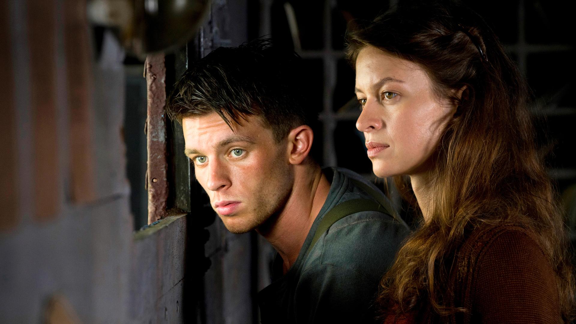 beobachtendes Paar im Dunkeln