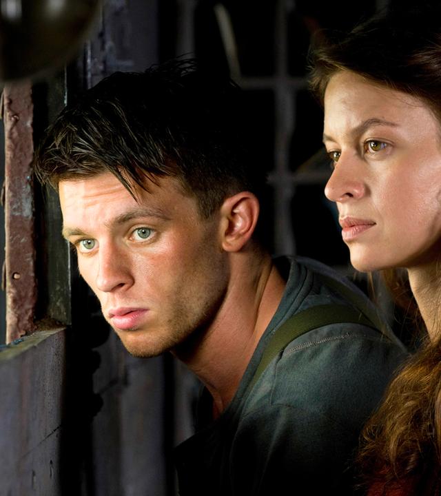 beobachtendes Paar im Dunkeln