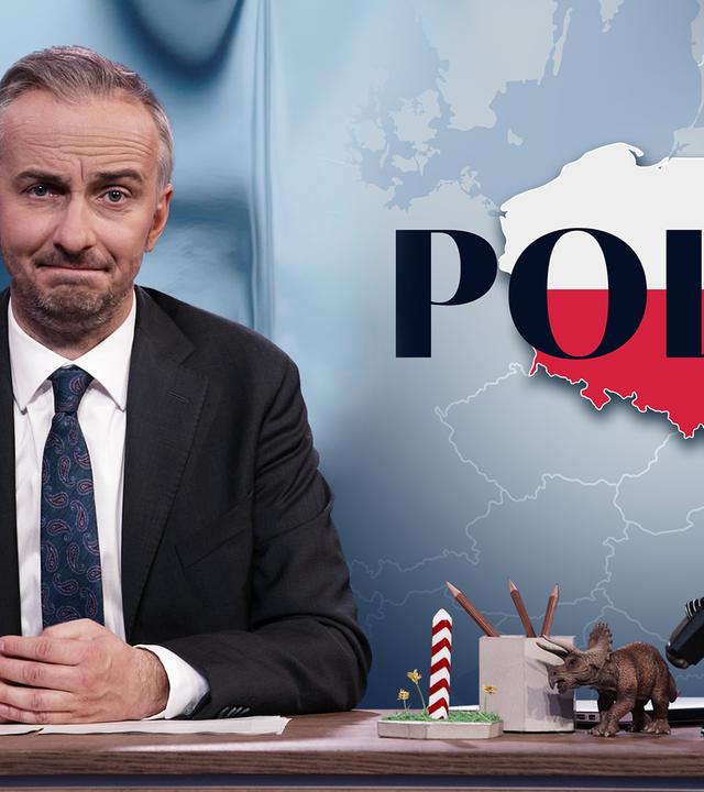 Jan Böhmermann sitzt am Schreibtisch. Rechts neben ihm steht das Wort "Polen".
