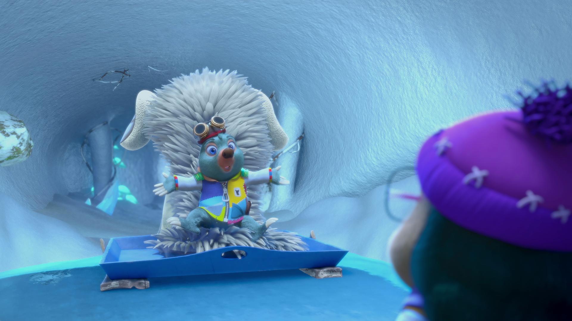 In einer Eishöhle sitzt Moley auf einem Schlitten und winkt Dotty zu, die in einiger Entfernung zu ihm steht. Was Moley nicht ahnt, er sitzt Rücken an Rücken mit einem großen, pelzigen Etwas.