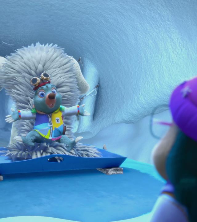 In einer Eishöhle sitzt Moley auf einem Schlitten und winkt Dotty zu, die in einiger Entfernung zu ihm steht. Was Moley nicht ahnt, er sitzt Rücken an Rücken mit einem großen, pelzigen Etwas.